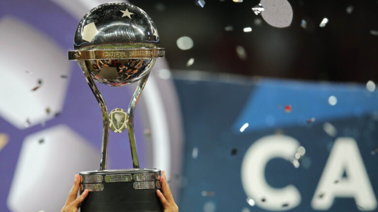 El trofeo de la Copa Sudamericana.