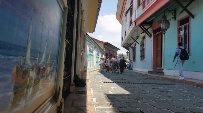 La calle Numa Pompilio Llona de Las Peñas se convertirá como es tradicional en una galería a cielo abierto del sábado 22 al lunes 24 de julio. 