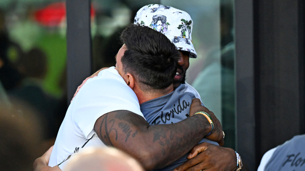 LeBron James abraza a Lionel Messi en Miami, el 21 de julio de 2023. 