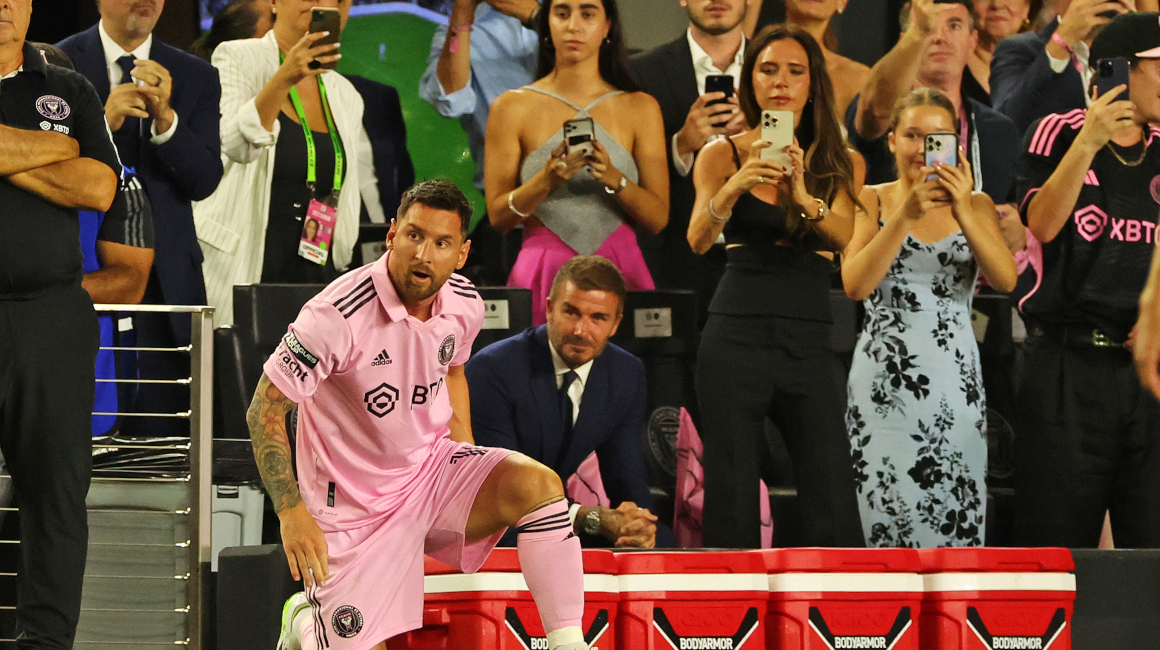 David Beckham y su esposa Victoria capturan el momento del debut de Lionel Messi en el Inter Miami, el 21 de julio de 2023. 