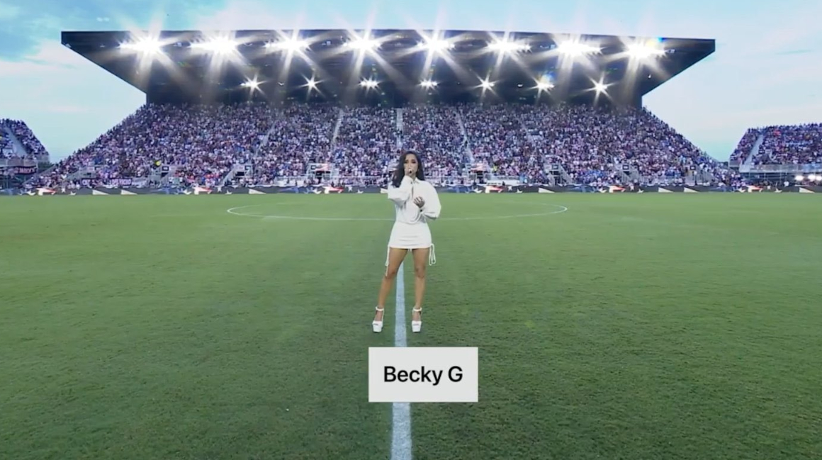 Becky G cantó el himno de Estados Unidos, antes del partido entre Inter Miami y Cruz Azul, el 21 de julio de 2023. 