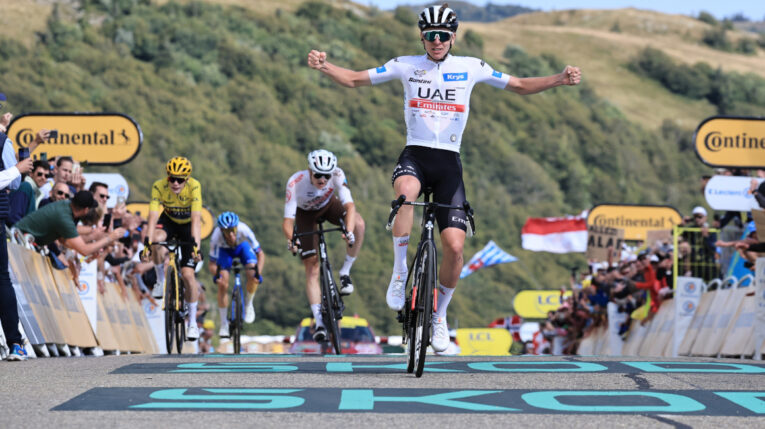 Tadej Pogacar festeja su victoria en la Etapa 20 del Tour de Francia, el 22 de julio de 2023. 