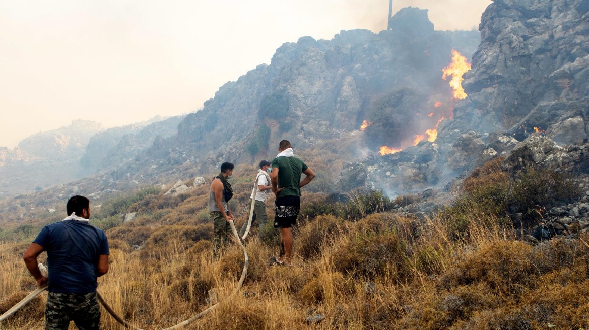 Bomberos griegos luchan contra los incendios en Rodas.