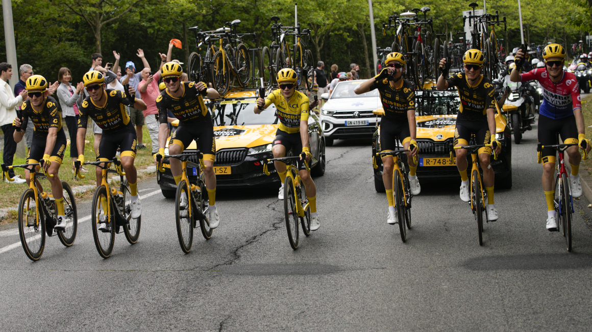 El 23 de julio de 2023, Jonas Vingegaard festeja junto a sus compañeros del Jumbo-Visma su segundo título en el Tour de Francia.