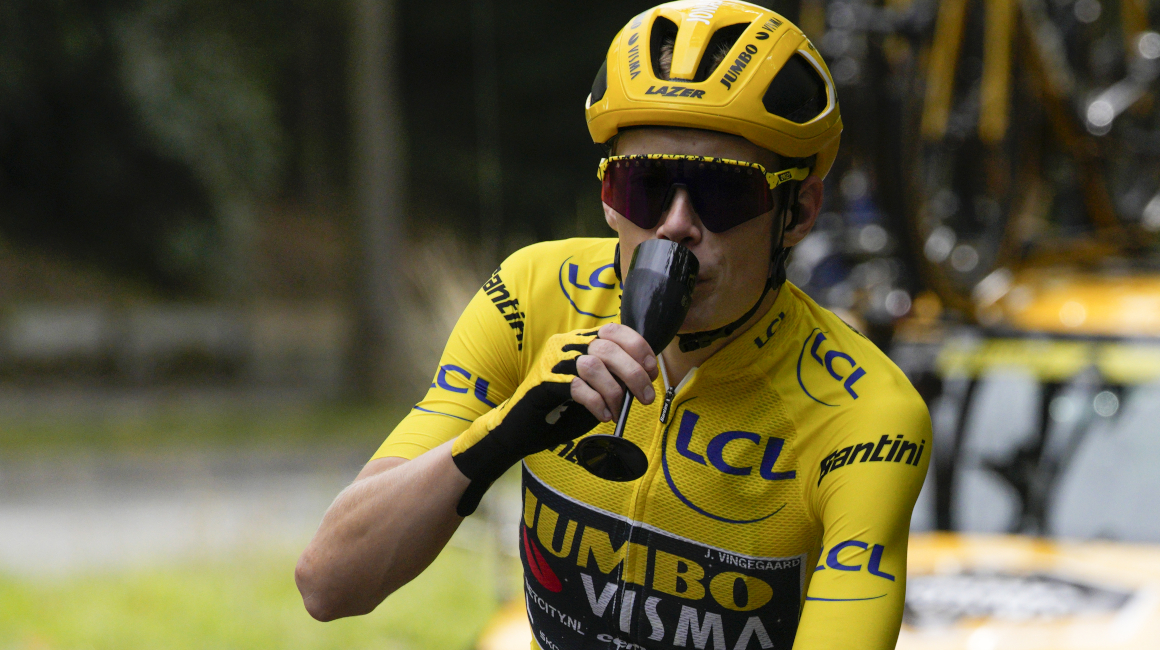 Jonas Vingegaard festeja con champán el segundo título consecutivo en el Tour de Francia. 