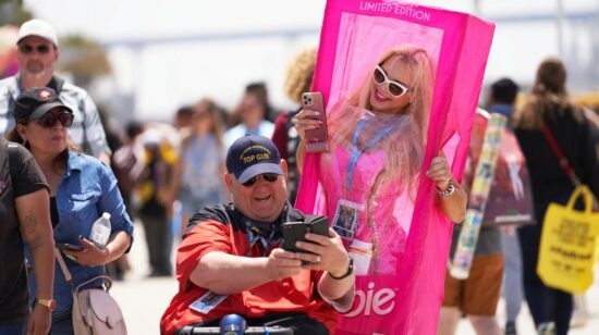 Una mujer disfrazada de Barbie posa en la Comic-Con de San Diego.