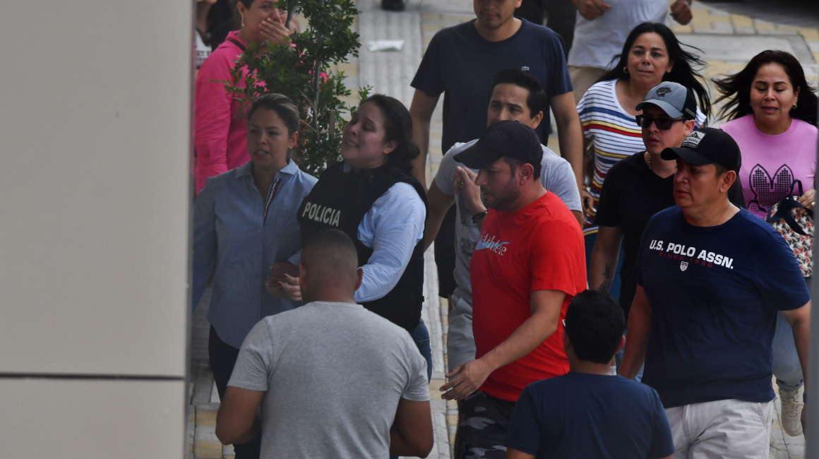 La esposa de Agustín Intriago, Rosita Saldarriaga, llegando al Hospital, en Manta, el 23 de julio de 2023.