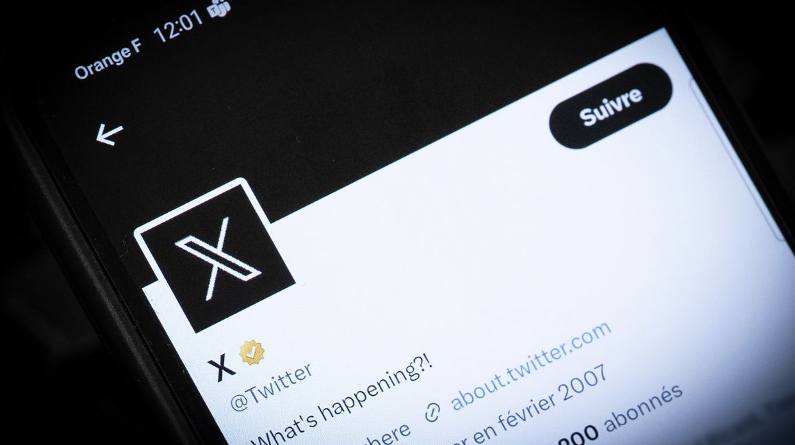 El nuevo logo de Twitter es una X blanca sobre fondo negro.