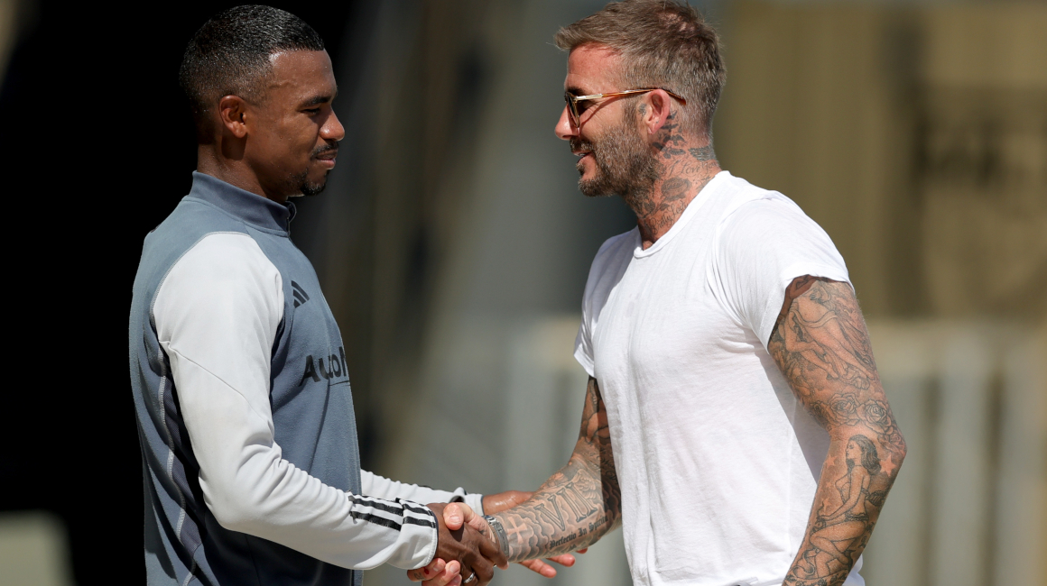 Dixon Arroyo saluda a David Beckham, uno de los dueños del Inter Miami, el 12 de julio de 2023. 