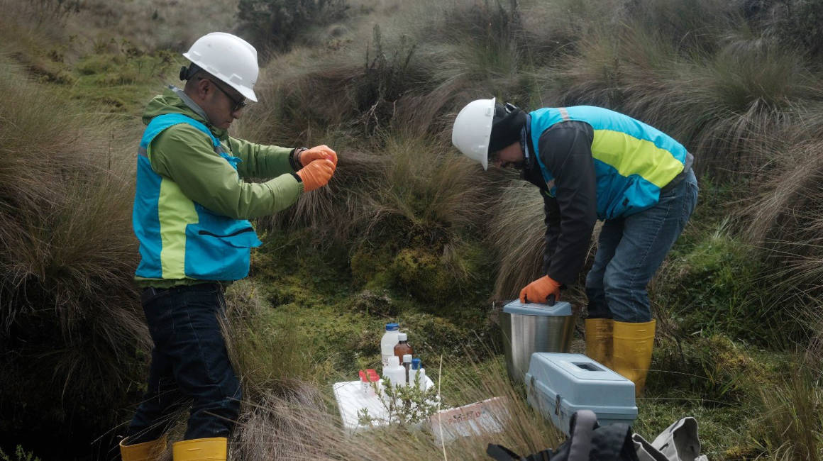 Técnicos del proyecto minero Loma Larga trabajando en campo.