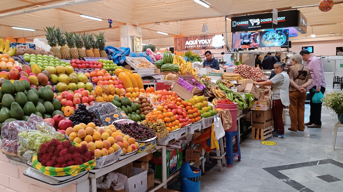 Venta de frutas y hortalizas en el Mercado Iñaquito, en Quito, 7 de julio de 2023.