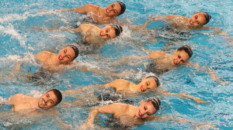 Imagen de un equipo mixto de natación artística.