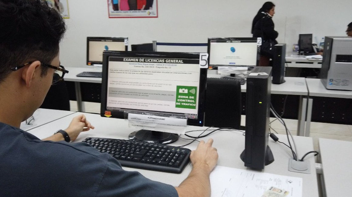 Imagen referencial de una persona en el examen para obtener la licencia de conducir en Ecuador.
