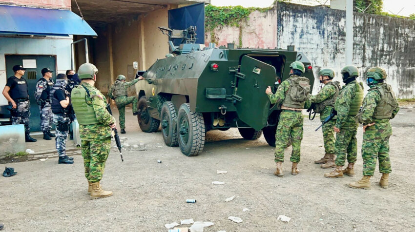 Un grupo de militares en el ingreso de la Penitenciaría del Litoral, en Guayaquil, el 25 de julio de 2023. 