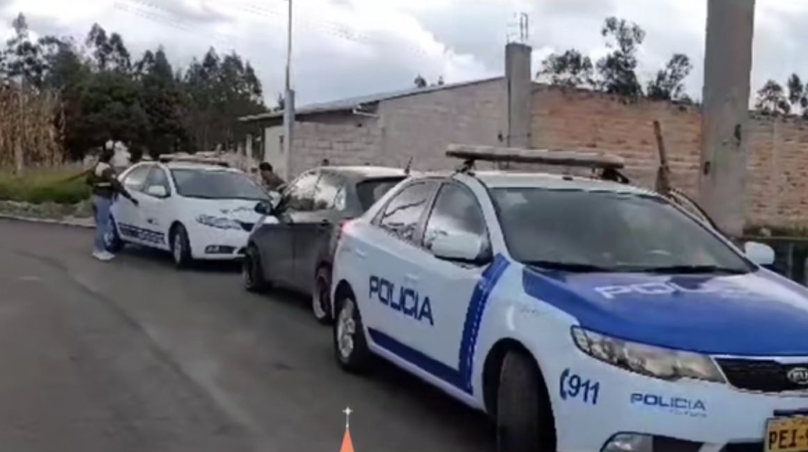 Vehículos de la Policía en la parroquia Sinincay, de Cuenca, donde un padre intentó asesinar a su hija, el 21 de julio de 2023.