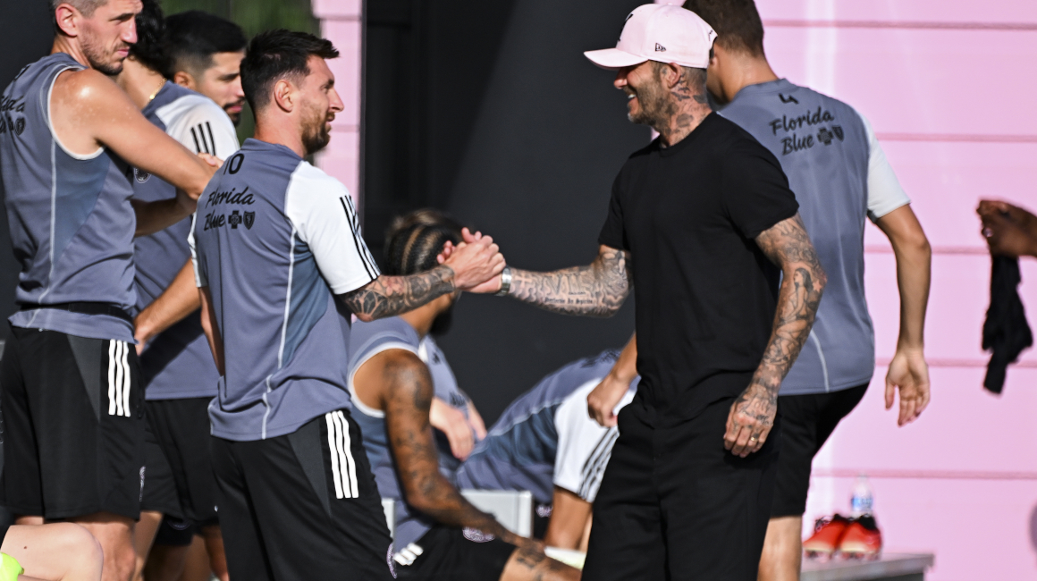 Lionel Messi y David Beckham saludan durante un entrenamiento del Inter Miami, el 24 de julio de 2023.