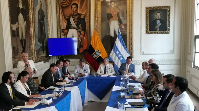 El presidente Guillermo Lasso (centro) lideró Comité de Seguridad en Guayaquil junto a representantes de gobiernos locales. 