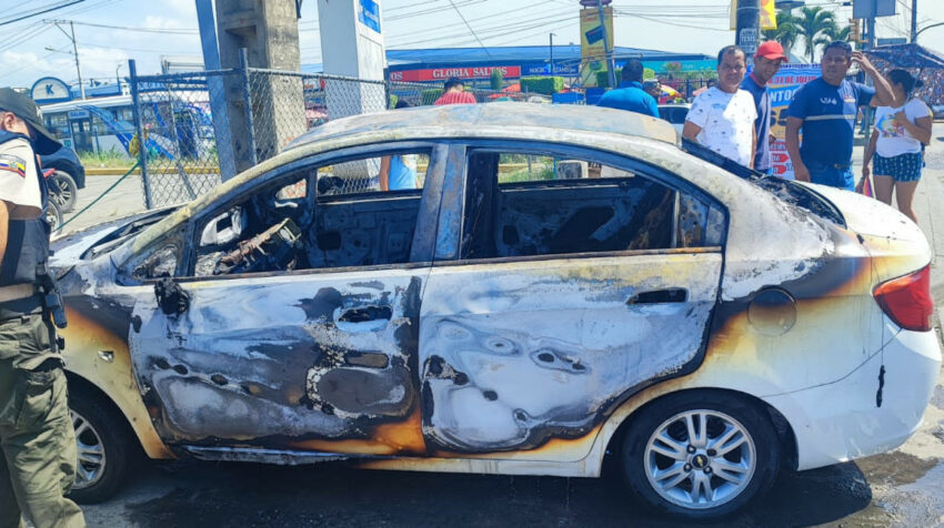 Delincuentes quemaron un vehículo que había sido robado la mañana del 25 de julio de 2023, en la vía a Daule, al norte de Guayaquil.