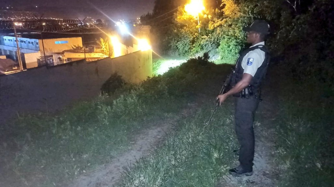 La Policía custodia los exteriores de la cárcel de Esmeraldas, la noche del 25 de julio de 2023.