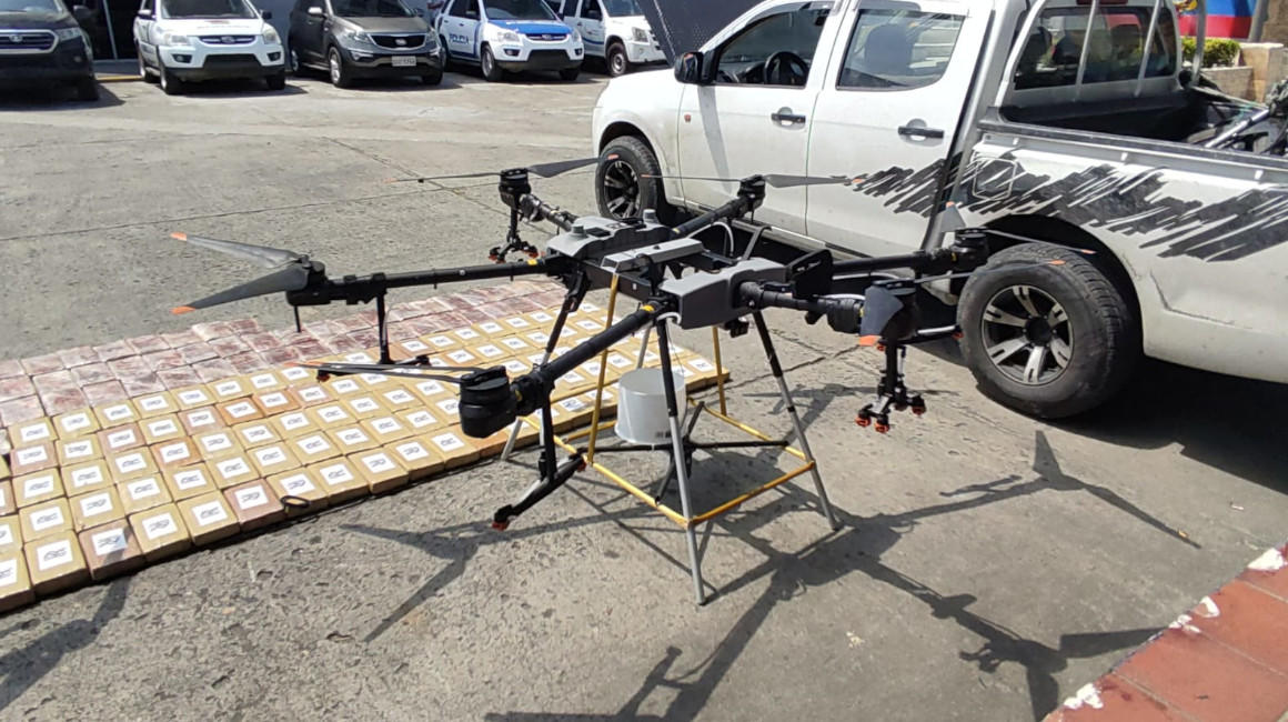 Uno de los drones decomisados junto a paquetes de cocaína en la sede policial de Guayaquil, el 27 de julio de 2023. 