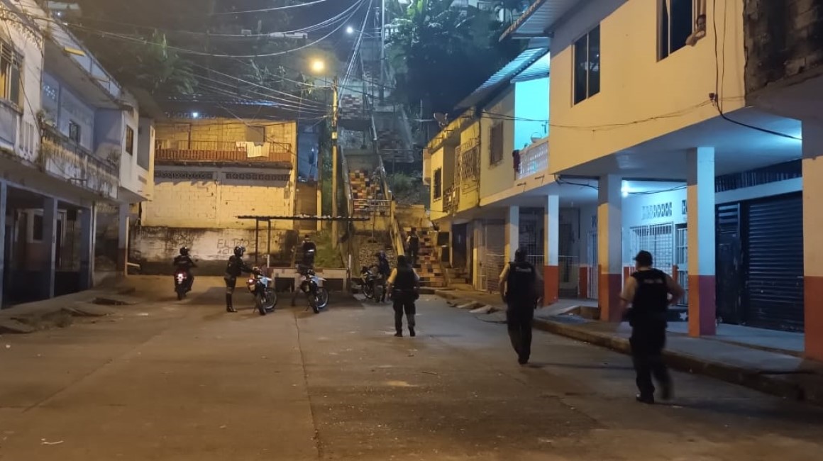 Controles policiales en la provincia de Los Ríos por toque de queda, que rige de 22:00 a 5:00.