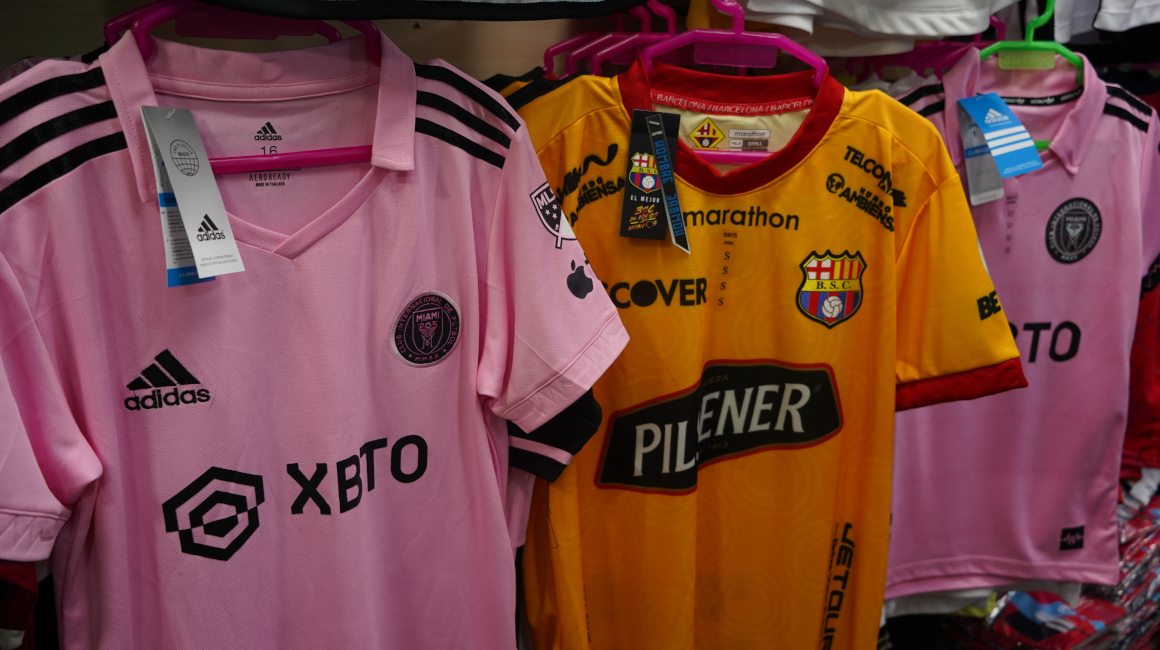 Las camisetas del Inter Miami, en el Centro Comercial El Tejar, en Quito, el 26 de julio de 2023.