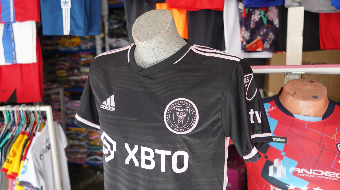 La camiseta alterna del Inter Miami, en un local en el centro de Quito, el 26 de julio de 2023. 