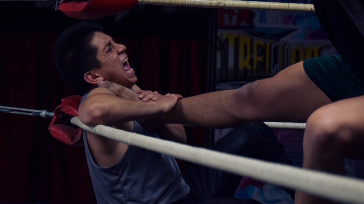 Luchadores ecuatorianos, peleando en un ring en Quito.