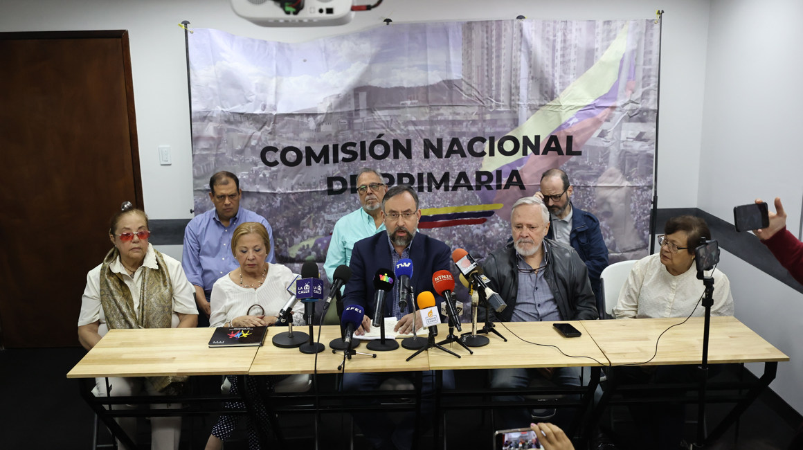 El presidente de la Comisión Nacional de Primaria (CNP) de Venezuela, Jesús María Casal, habla durante una declaración de la Comisión Nacional de Primaria, este 27 de julio de 2023, en Caracas (Venezuela).