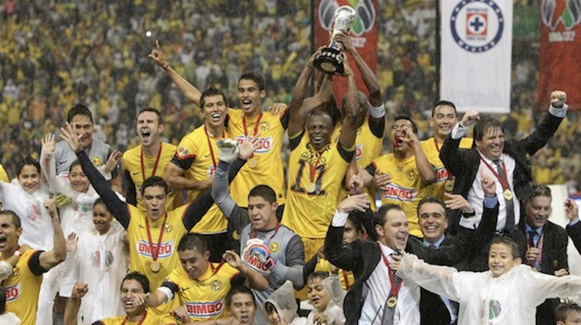 Christian 'Chucho' Benítez levanta el trofeo de campeón del América de México en el torneo clausura 2013.