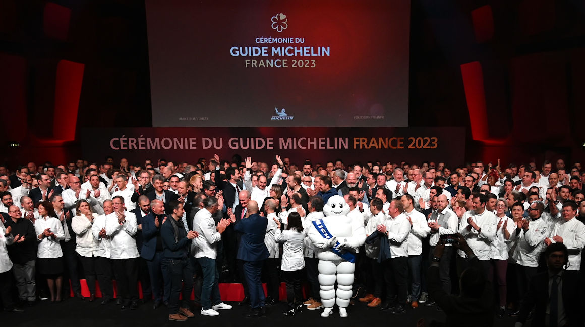 Chefs aplauden durante la ceremonio de la Guía Michelin en marzo de 2023, en Estrasburgo, Francia.