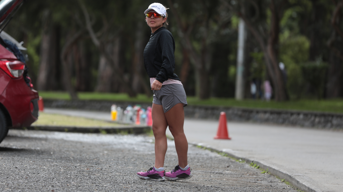 Glenda Morejón realiza el calentamiento, antes de su jornada de entrenamiento, en Cuenca, en mayo de 2023. 