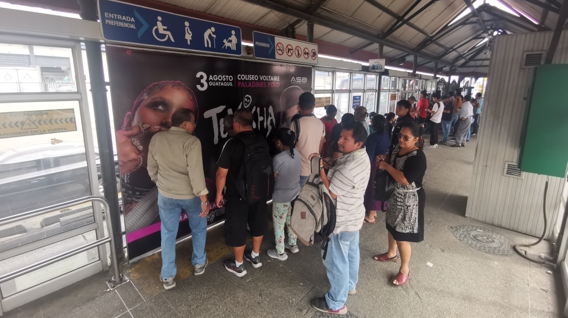 Usuarios de la Troncal 3 de la Metrovía esperan una unidad en una estación del norte de Guayaquil. 