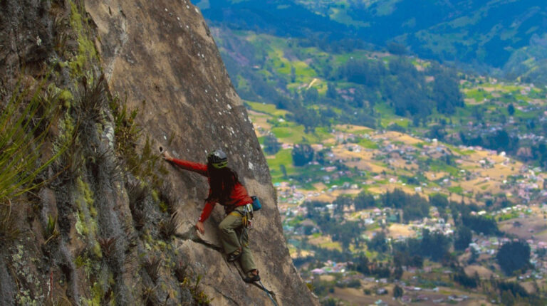 Una mujer escala el cerro Cojitambo, en Cañar.