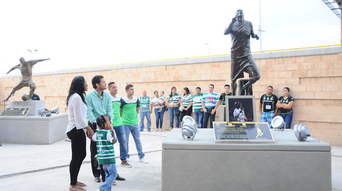 Imagen de la estatua de Christian 'Chucho' Benítez en Torreón.