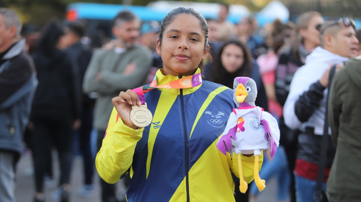 Blanca Rodrigo, con su medalla de oro de los Juegos Suramericanos de la Juventud, el 1 de mayo de 2023.