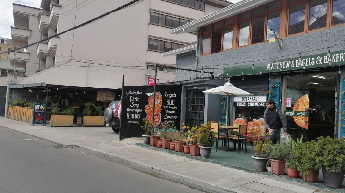 En el sector de la avenida Ordóñez Lasso, de Cuenca, hay varios negocios enfocados en los extranjeros.