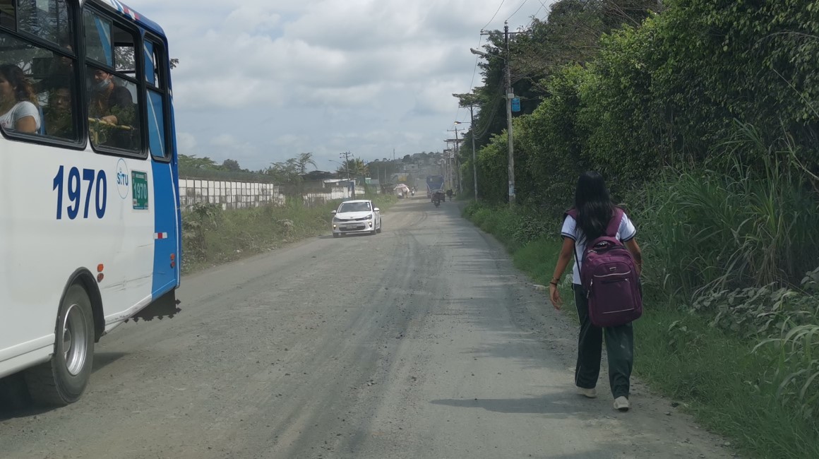 Una estudiante camina por el ingreso a la cooperativa Sergio Toral, en Nueva Prosperina, al noroeste de Guayaquil. 