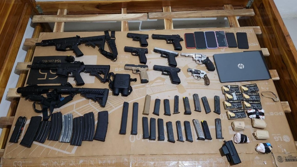 Armas y granadas halladas en operativos contra presuntos asesinos de dos policías en Guayas. 