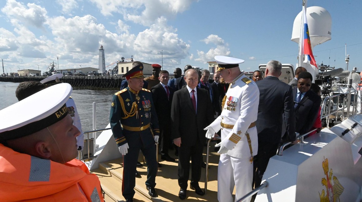 El presidente de Rusia, Vladimir Putin, en una ceremonia naval en San Petersburgo.