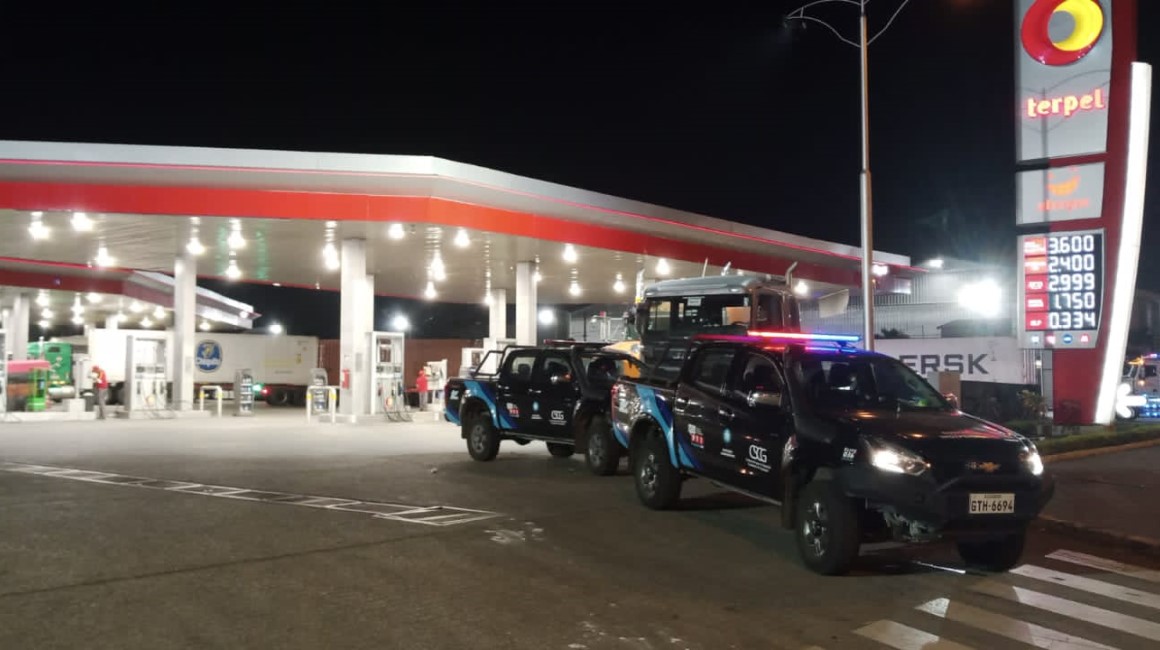 Gasolineras de Guayaquil se mantienen monitoreadas por videovigilancia y por un contingente de metropolitanos y policías en camionetas municipales.
