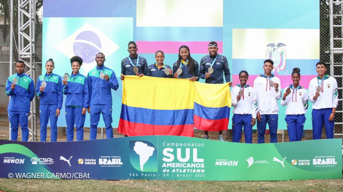 El equipo ecuatoriano de relevos mixto, en el podio del Sudamericano de Atletismo, el 30 de julio de 2023. 