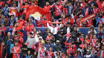 Los hinchas de El Nacional previo al partido ante Liga de Quito, en el estadio Atahualpa, el 19 de marzo de 2023. 