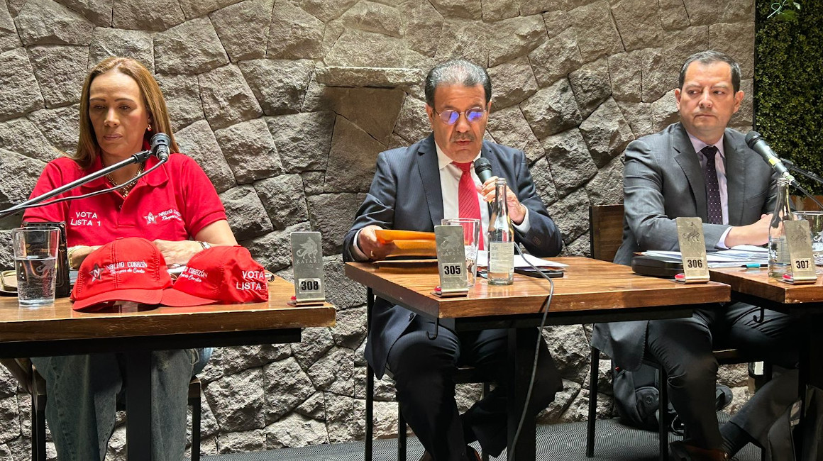 Lucía Vallecilla, Roberto Omar Machado (moderador) Marco Vinicio Pazos previo al debate presidencial de El Nacional, el 31 de julio de 2023.