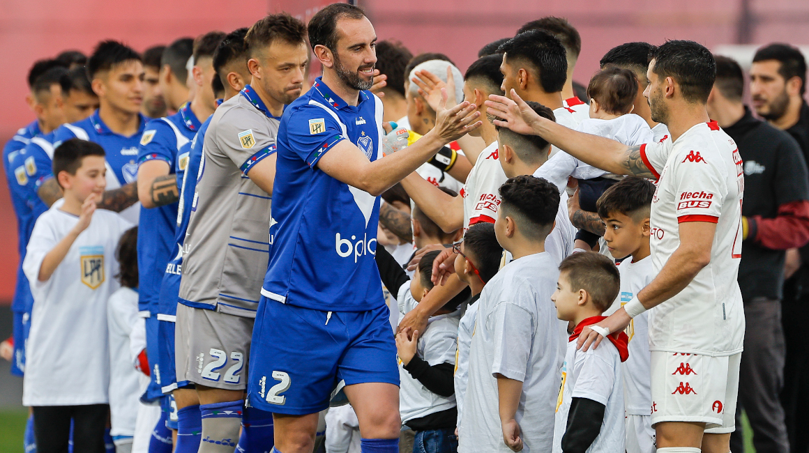 Diego Godín de Vélez Sarsfield saluda a los jugadores de Huracán en su despedida como profesional, el domingo 30 de julio de 2023.