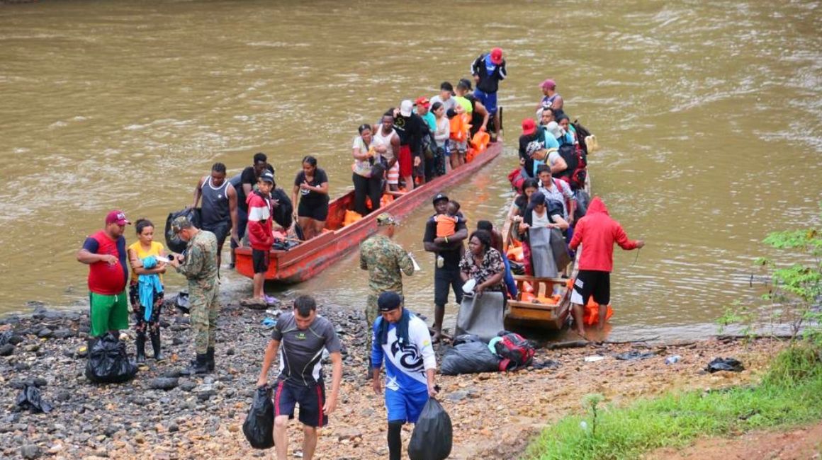Migrantes de diferentes nacionalidades atraviesan la frontera del Darién, entre Colombia y Panamá, en julio de 2023.