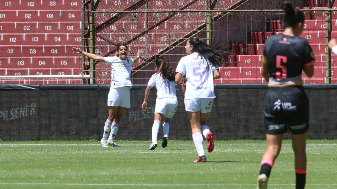 Las jugadoras de Guerreras Albas festejan un gol ante Club Ñañas, por la Fecha 2 del cuadrangular final de la Superliga.