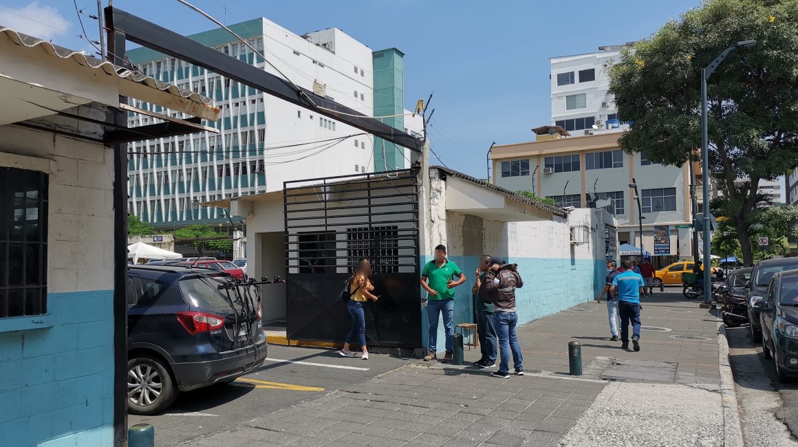 Unidades investigativas de la Policía levantan indicios este lunes 31 de julio, en el estacionamiento del centro de Guayaquil donde se registró enfrentamiento armado, la noche previa.