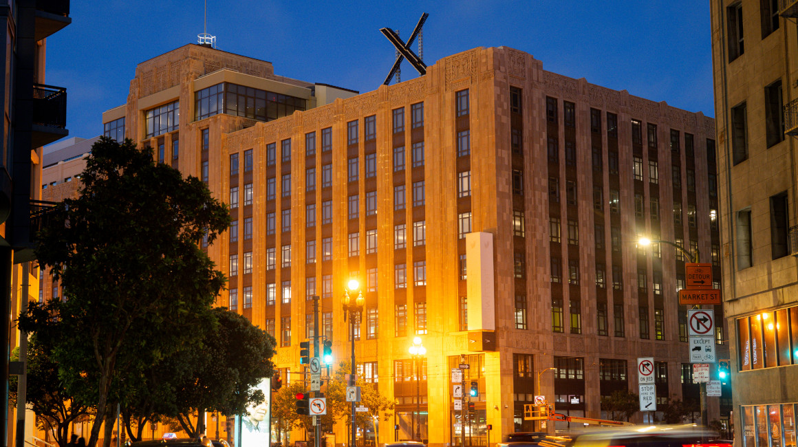 La 'X' de Musk en el edificio de Twitter perturba a San Francisco