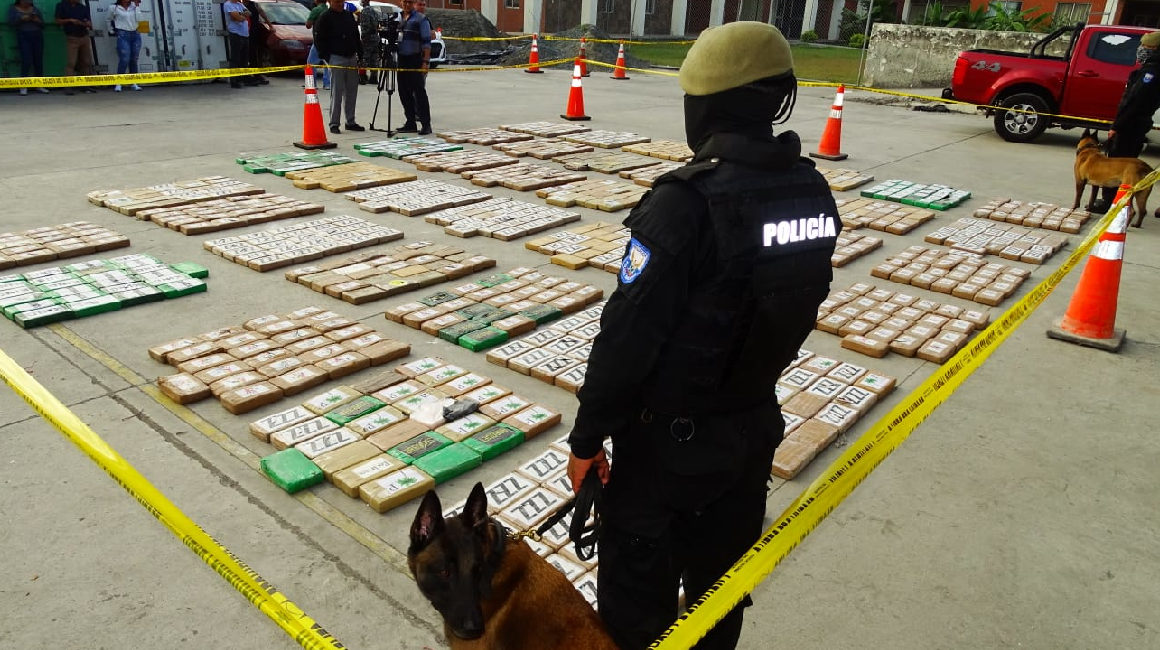 El 31 de julio de 2023, la Policía Nacional informó sobre el decomisó de más de una tonelada de cocaína en dos operativos realizados en Guayaquil.